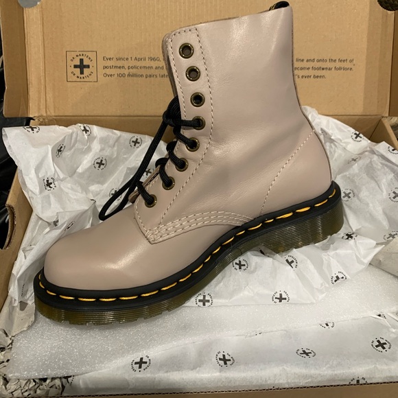 Dr. Martens Shoes - Dr. Martens 1460 pascal NWT